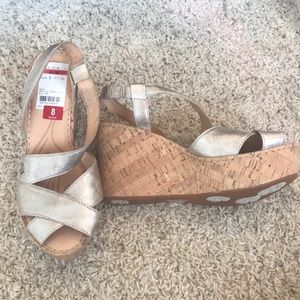Never worn Born sandals size 8